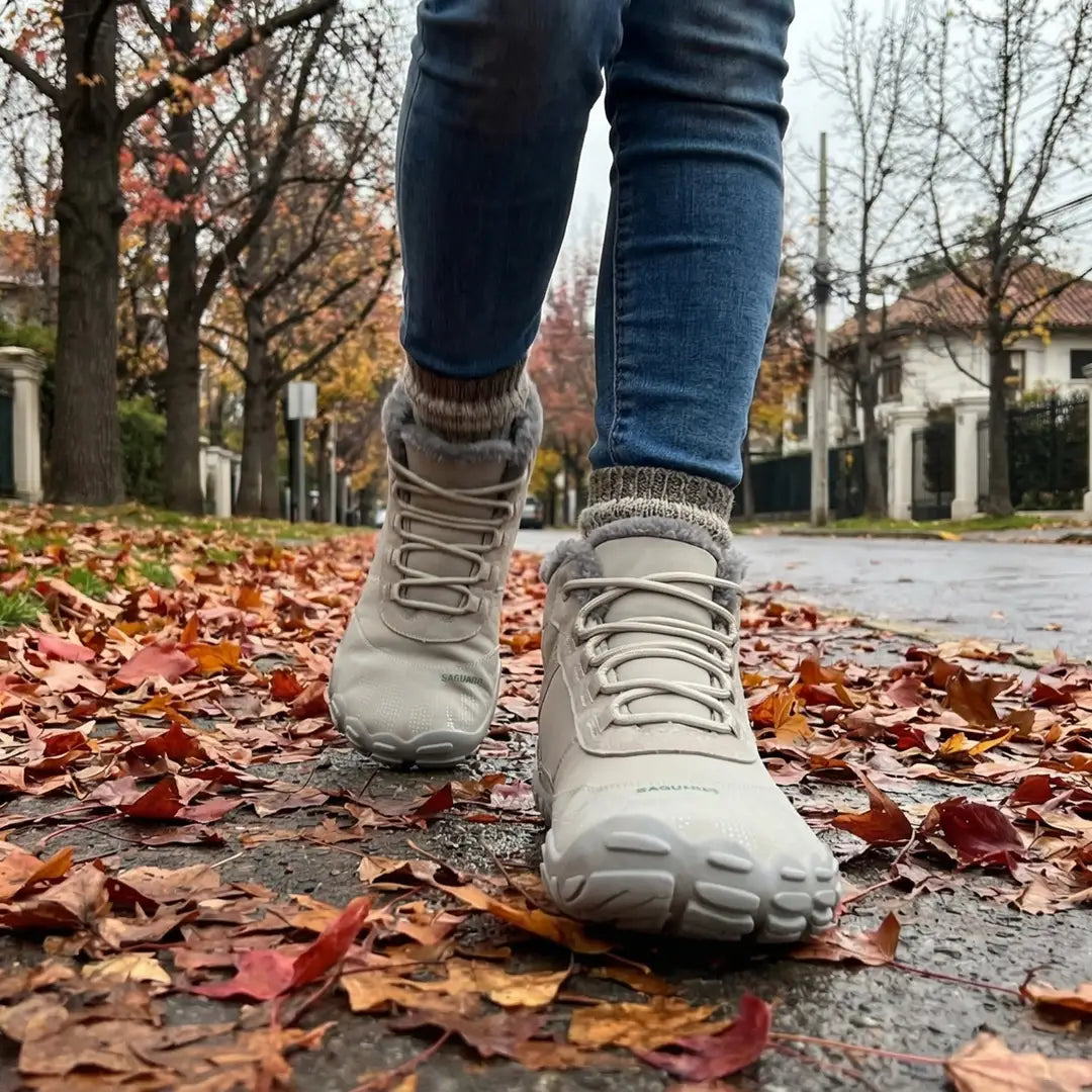 Vista frontal de persona caminando con botas minimalistas grises Saguaro, ideales para la transición al calzado respetuoso en Chile.