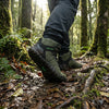 Hombre usando botas de trekking minimalistas Saguaro Vitality V verde militar, resistencia y comodidad para senderismo intenso.