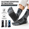 Modelo vistiendo calcetines de dedos hombre y mujer color gris bicolor Sowilo, accesorio de alineación anatómica para zapatilla barefoot.