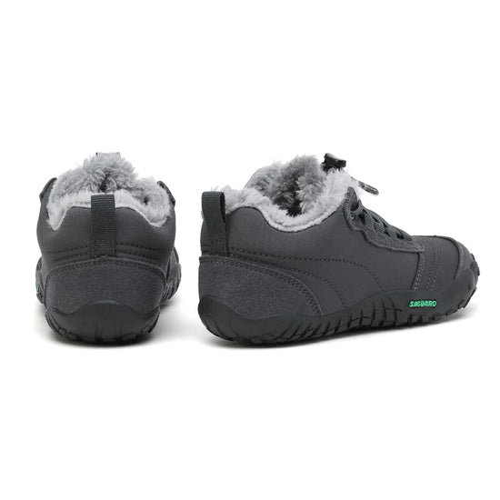 Par de calzado barefoot infantil que asegura una postura natural y base estable.