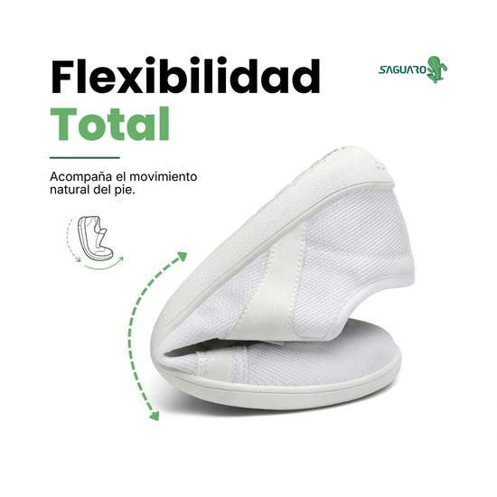 Zapatilla minimalista Saguaro blanca doblada demostrando flexibilidad.