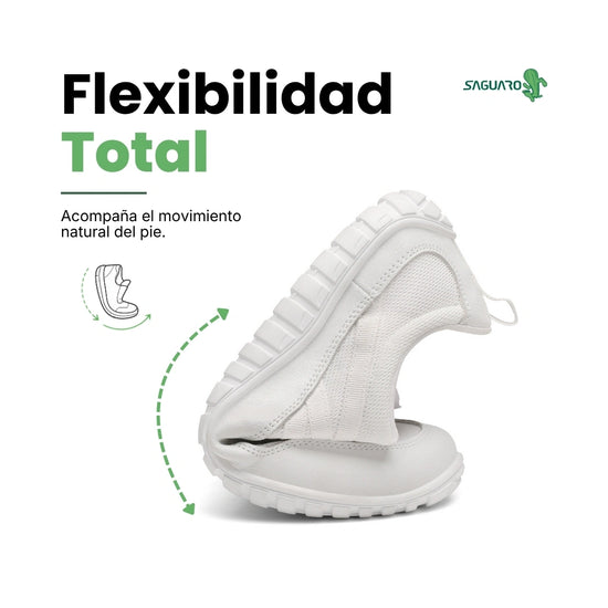 Zapatilla outdoor blanca flexionada mostrando movimiento natural.