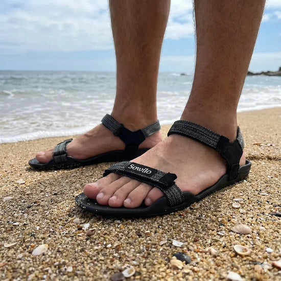 Sowilo Raido sandalias negras en playa — sandalia barefoot minimalista lifestyle verano Chile