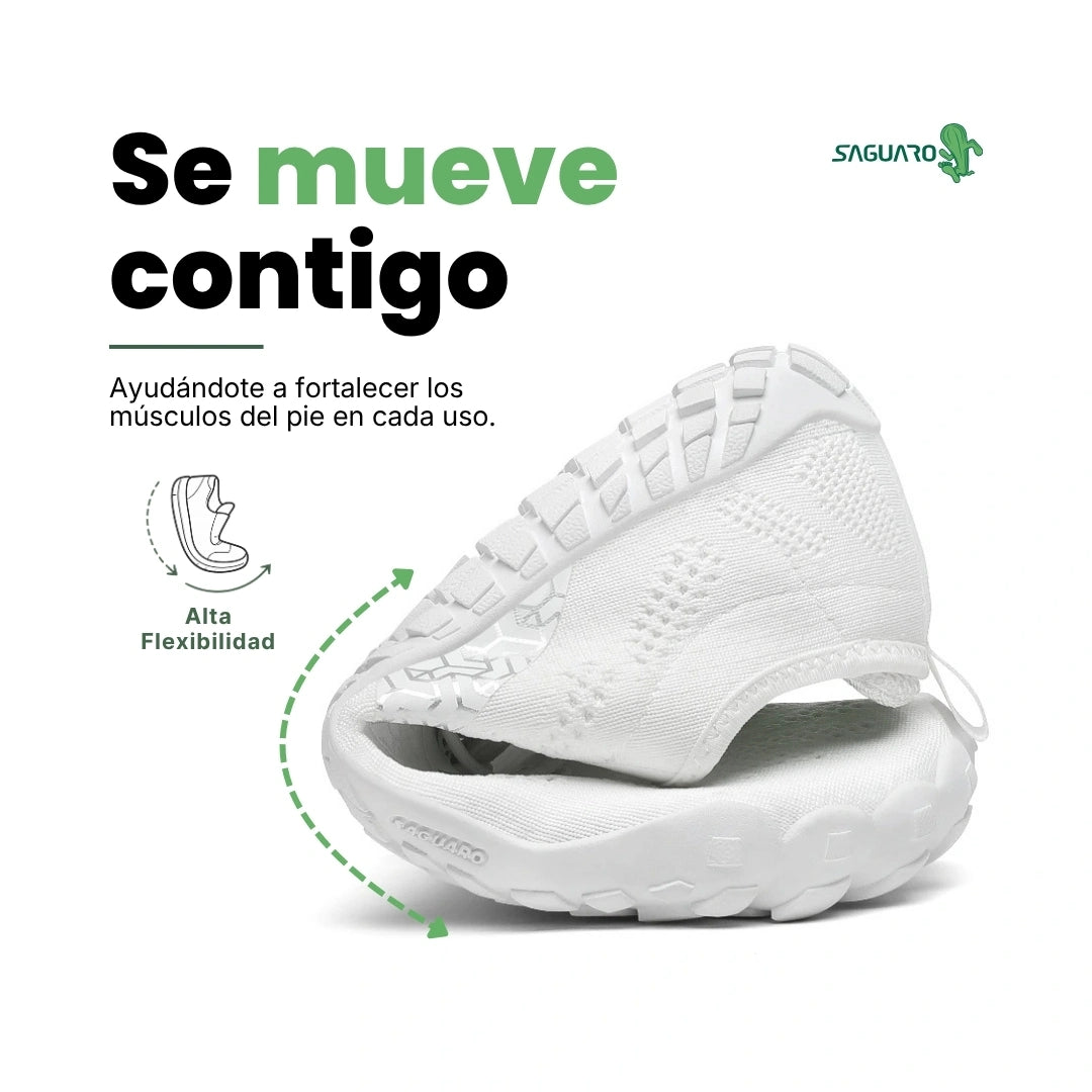 Saguaro Smart I blancas dobladas mostrando flexibilidad barefoot.