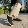 MOKA cuero negro mujer en uso — zapato barefoot artesanal lifestyle exterior Chile