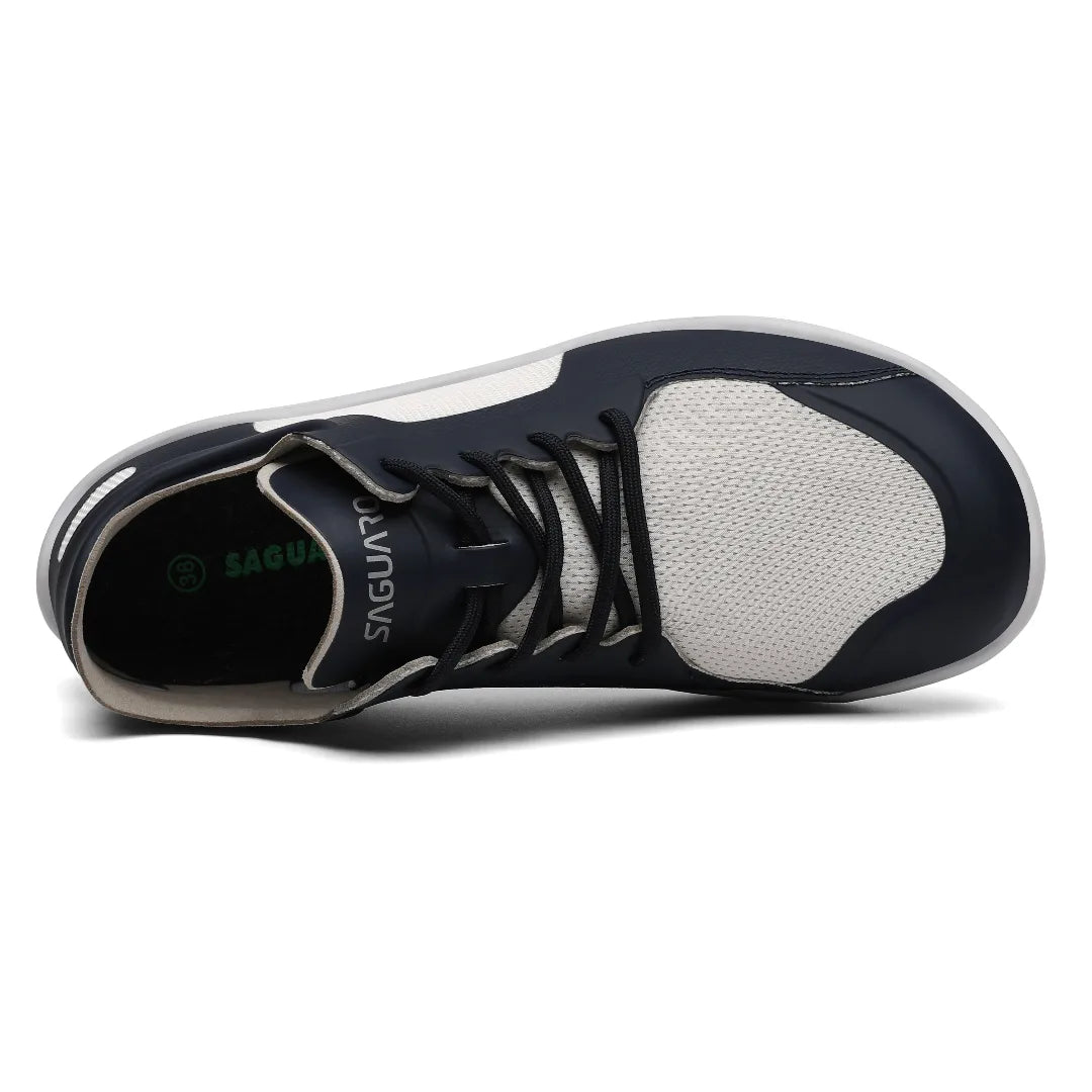 Vista superior zapatilla minimalista azul/blanca, espacio para dedos.