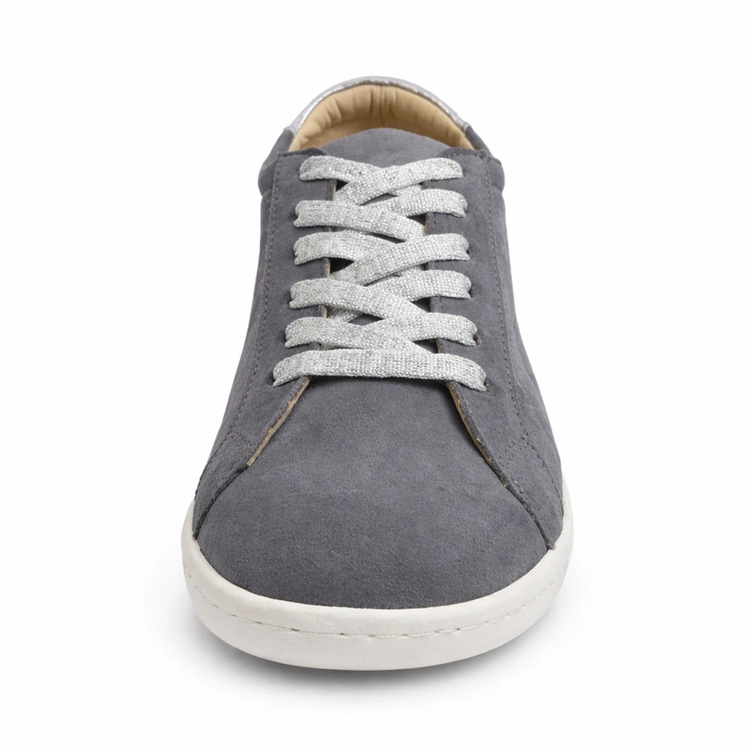 MOKA cuero gamuza gris mujer vista frontal — zapato barefoot artesanal puntera ancha Chile