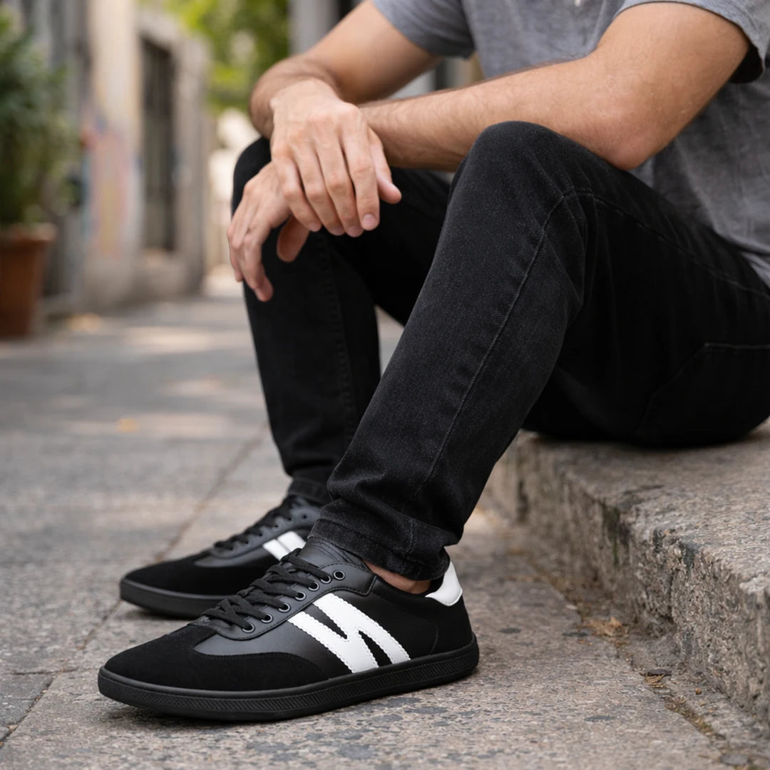Persona usando zapatillas ZZfaber Niza I negro con blanco en exterior. 